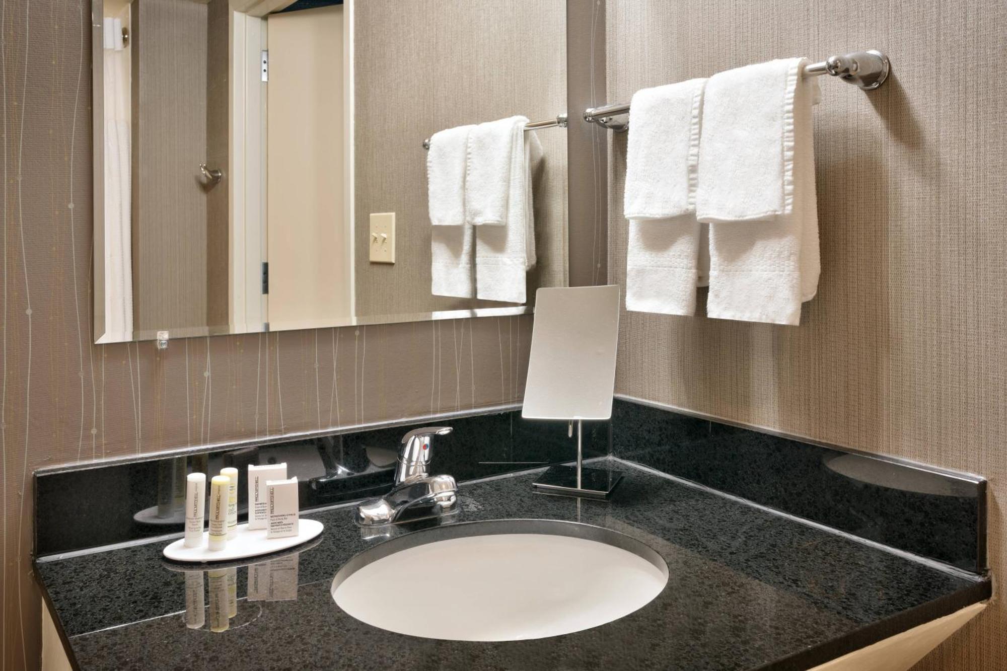 Courtyard By Marriott Charlotte Airport Loso Exterior photo